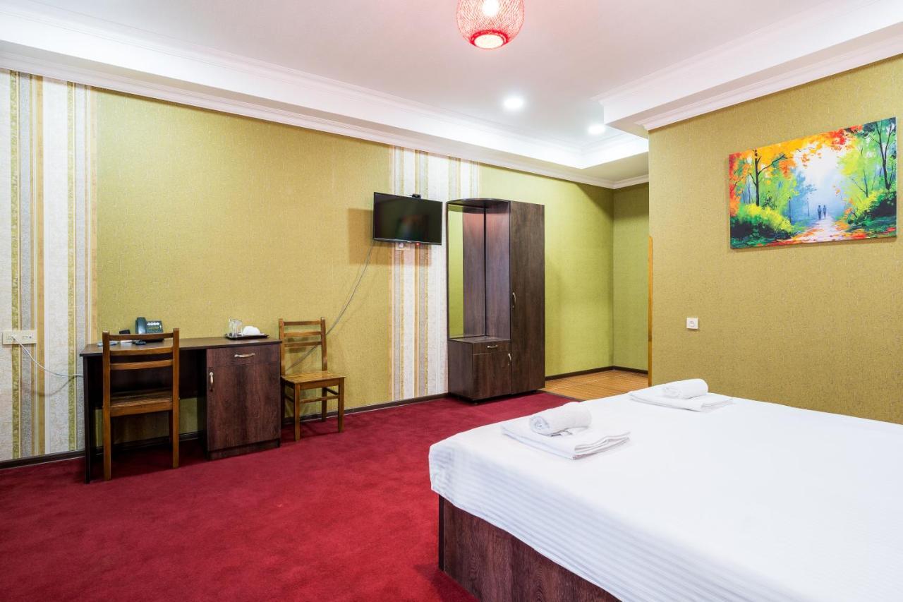 Georgian House Hotel คูทายสิ ภายนอก รูปภาพ
