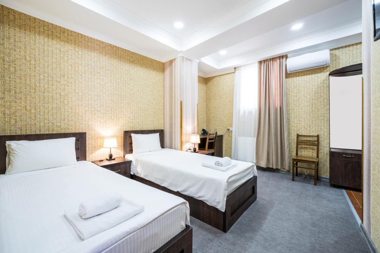 Georgian House Hotel คูทายสิ ภายนอก รูปภาพ