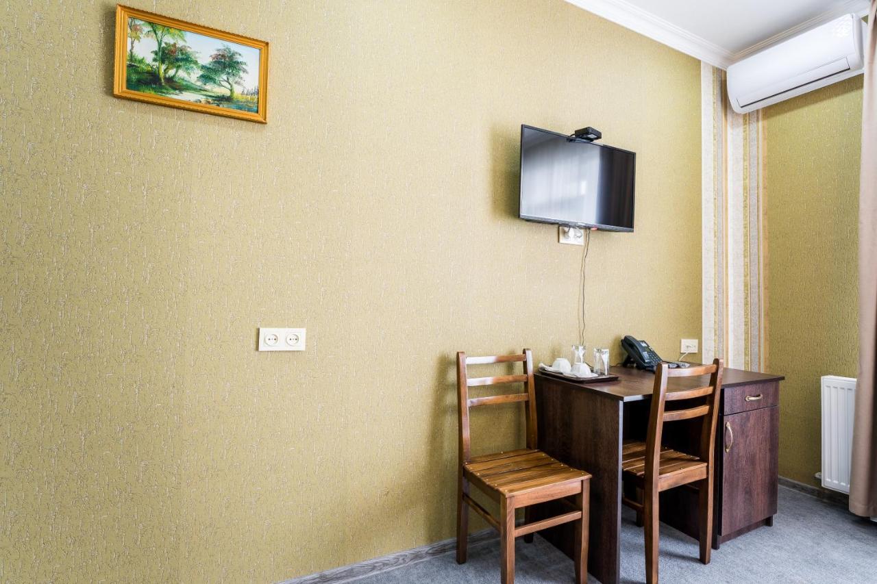 Georgian House Hotel คูทายสิ ภายนอก รูปภาพ