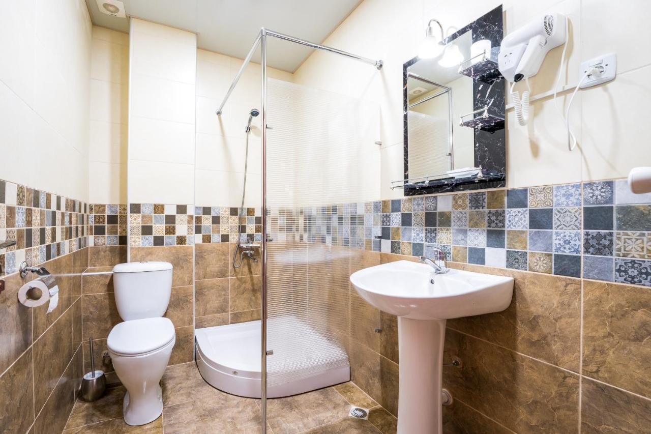 Georgian House Hotel คูทายสิ ภายนอก รูปภาพ