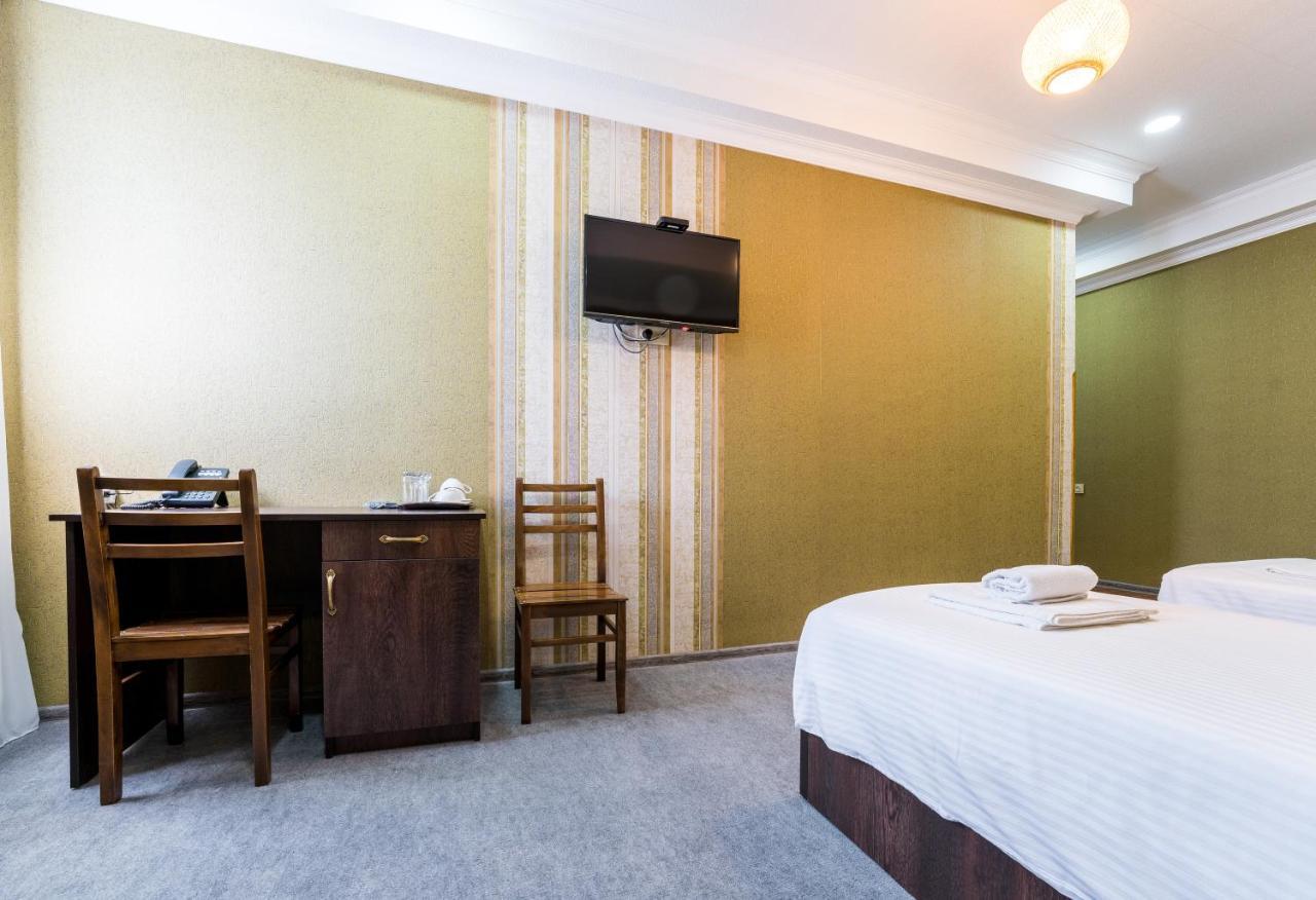 Georgian House Hotel คูทายสิ ภายนอก รูปภาพ