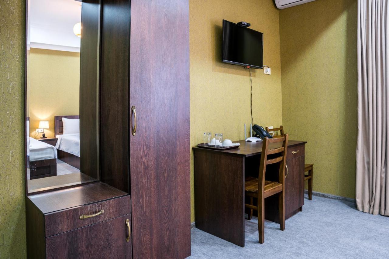 Georgian House Hotel คูทายสิ ภายนอก รูปภาพ