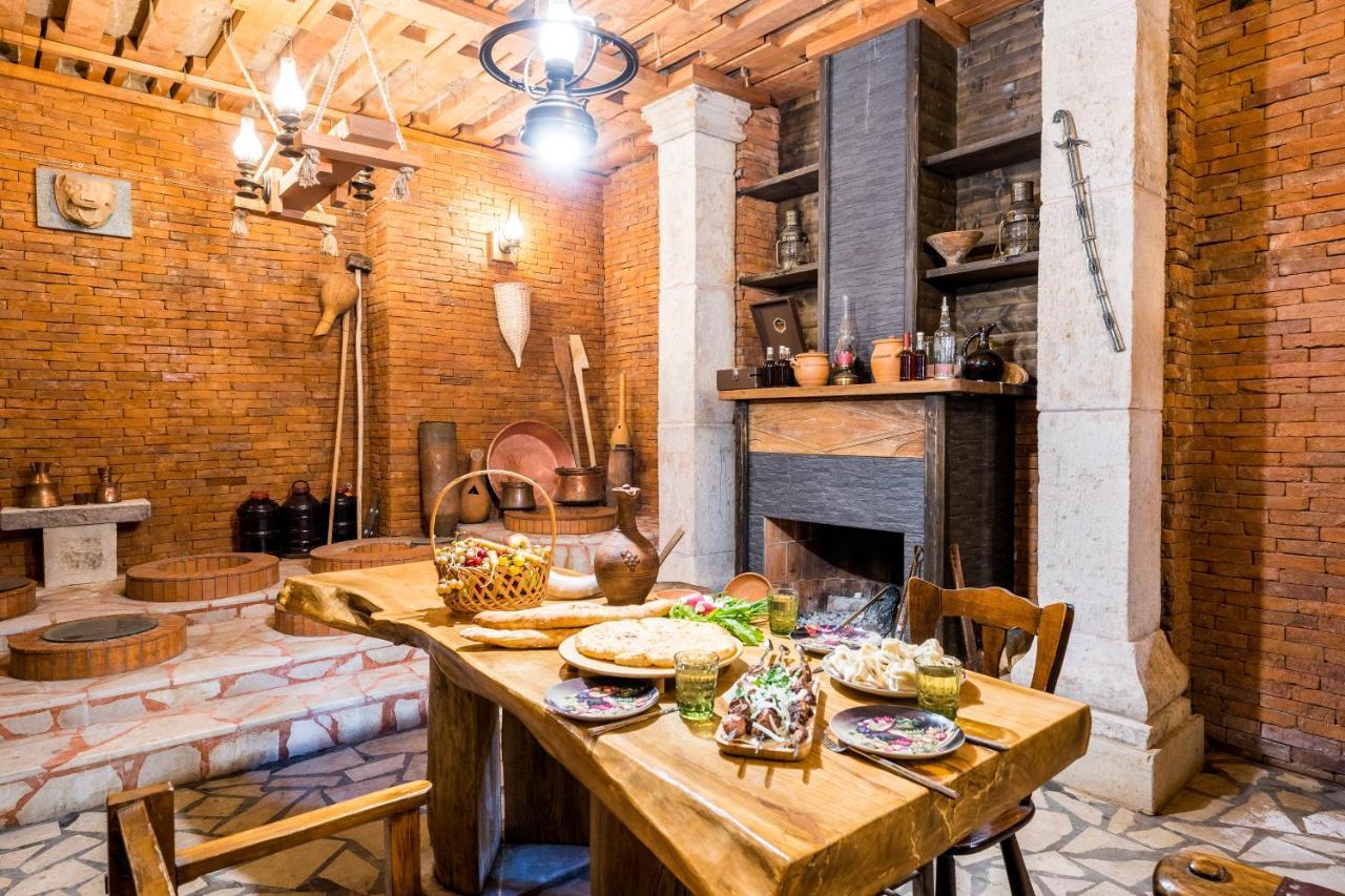 Georgian House Hotel คูทายสิ ภายนอก รูปภาพ